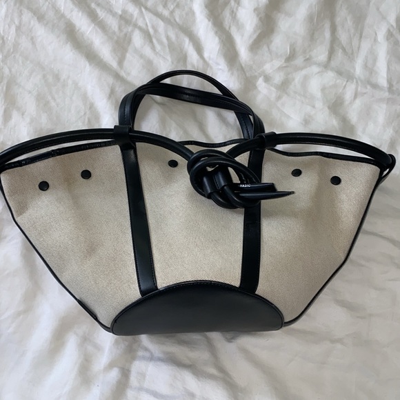 Vasic two in one bucket bag- white and black - Picture 10 of 10